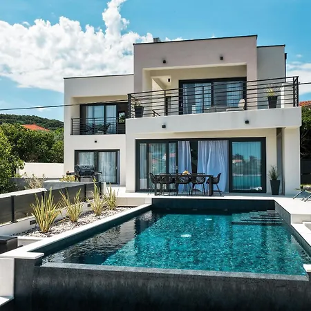 Anamaria Zadarvillas Villa *