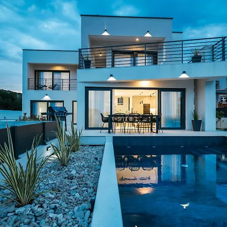Anamaria Zadarvillas *