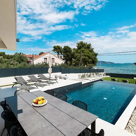 Anamaria Zadarvillas *