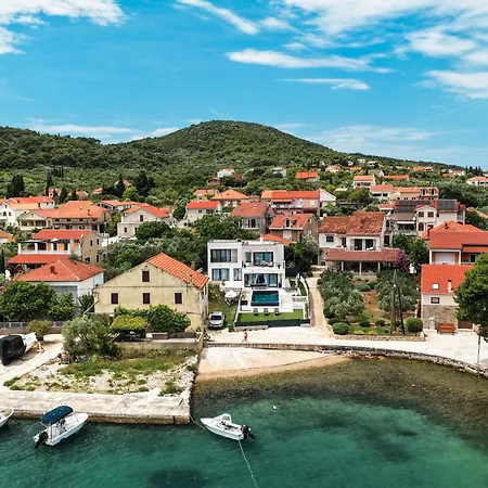 Anamaria Zadarvillas Veli Iž